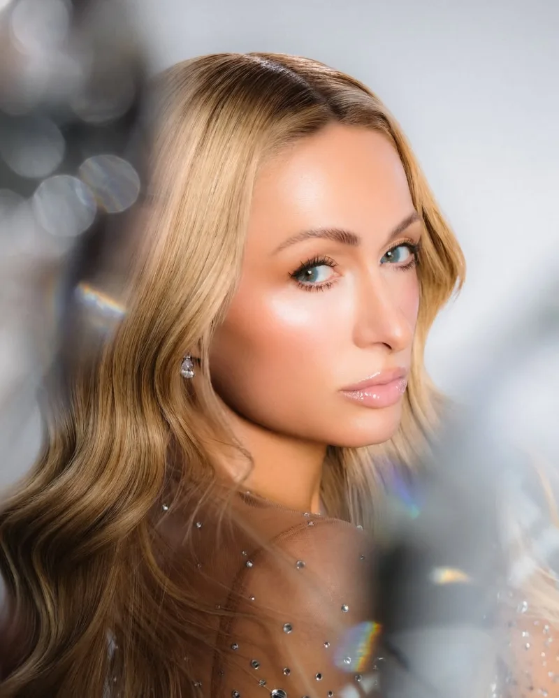 Η Paris Hilton στη νέα της πολυτελή έπαυλη αξίας 63 εκατομμυρίων δολαρίων στο Beverly Hills.