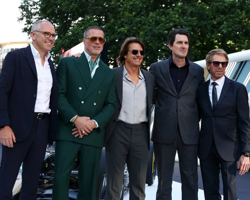 Ο Tom Cruise και ο Brad Pitt στο κόκκινο χαλί για την ταινία F1, 30 χρόνια μετά την πρώτη τους συνεργασία.