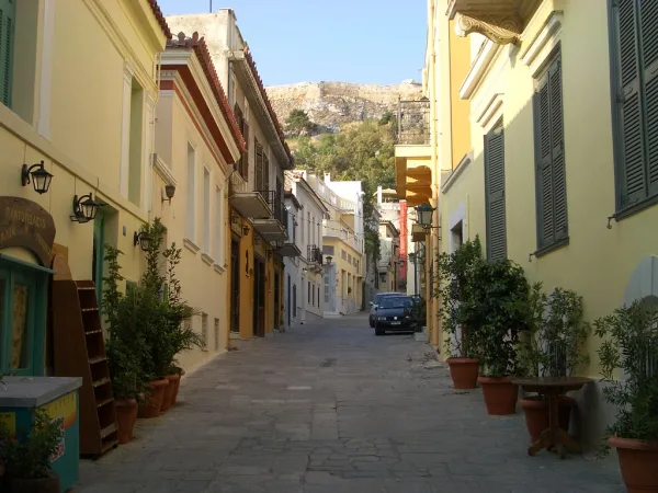 Πανοραμική θέα της Αθήνας από τα βραχάκια της Ακρόπολης για ρομαντική βόλτα.