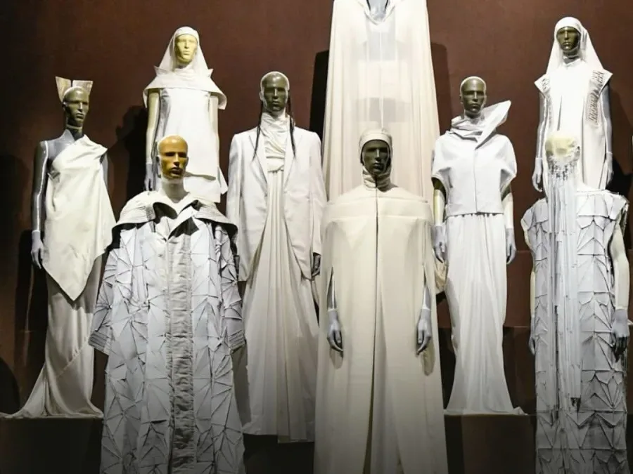 Δημιουργία του Rick Owens από την αναδρομική έκθεση για τα 30 χρόνια του σχεδιαστή στο Παρίσι.