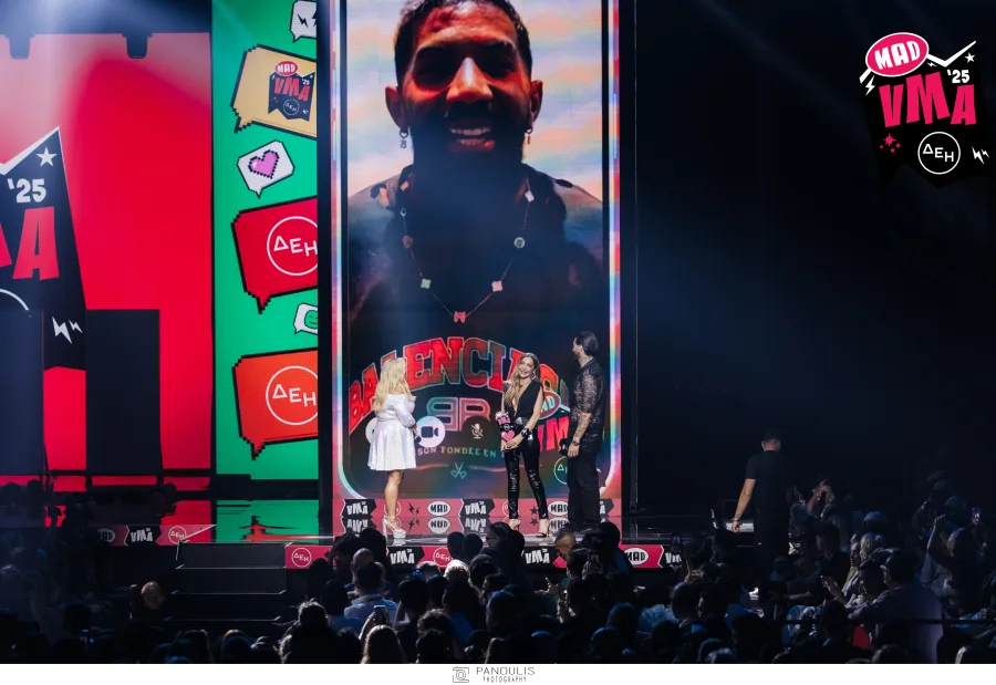 Απονεμητές στη σκηνή των Mad VMA 2025 από την ΔΕΗ με φόντο μεγάλη οθόνη.