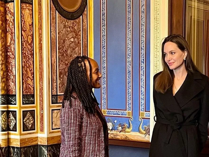 Η Angelina Jolie και η Zahara σε εσωτερικό χώρο με διακοσμημένους τοίχους.