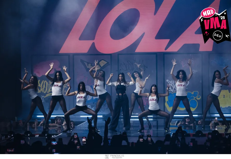 Η Μαρίνα Σάττι στη σκηνή των Mad VMA 2025 με χορεύτριες.