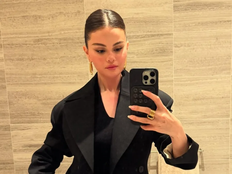 Η Selena Gomez σε φωτογραφία από το Instagram της για το τέλος των γυρισμάτων του Only Murders in the Building.