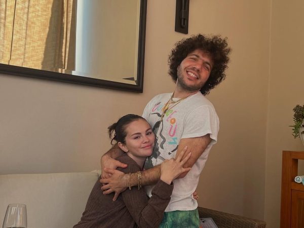 Benny Blanco σε ρόλο… σεφ: Έβαλε τη Selena Gomez να δοκιμάσει το sandwich του με καρπούζι και πίκλες