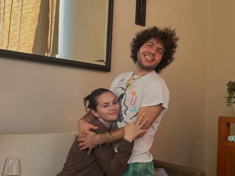 Η Selena Gomez και ο Benny Blanco σε στιγμιότυπο από το Instagram για το viral sandwich με καρπούζι.