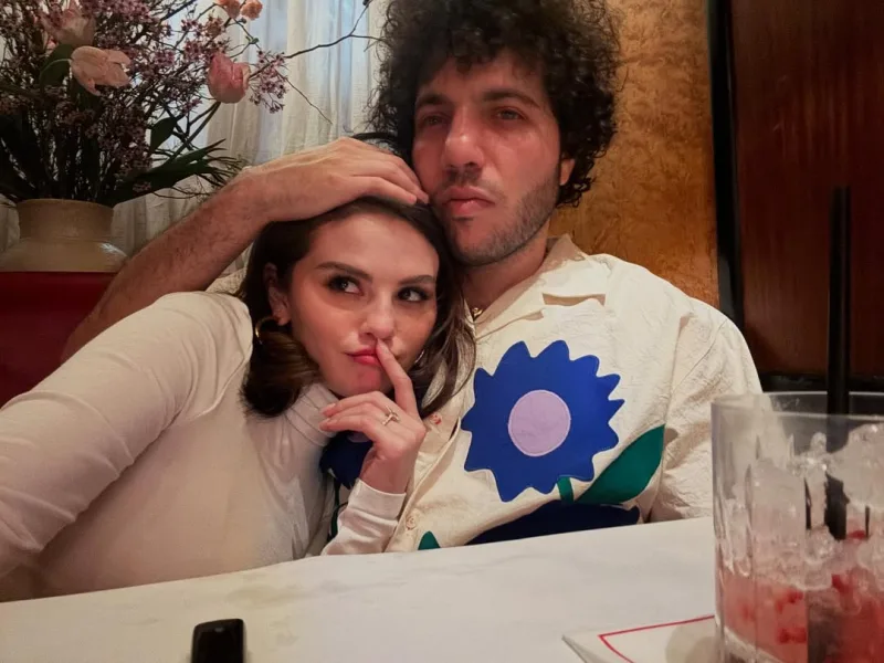 Η Selena Gomez δοκιμάζει το viral σάντουιτς με καρπούζι και πίκλες που έφτιαξε ο Benny Blanco.