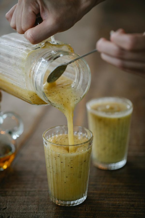 Σερβίρισμα φρέσκου χυμού ή smoothie σε ποτήρι από γυάλινη κανάτα.
