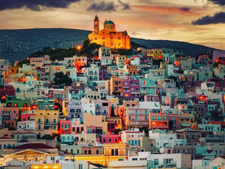 Πανοραμική άποψη της Σύρου, του κυκλαδίτικου νησιού που διακρίνεται διεθνώς για τον πολιτισμό του.