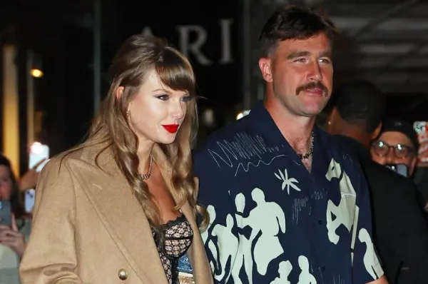 Η Taylor Swift και ο Travis Kelce σε βραδινή έξοδο.
