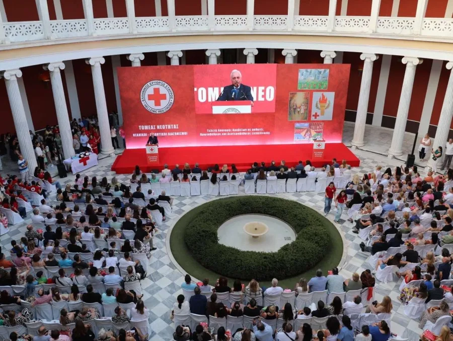Τελετή απονομής βραβείων του Ελληνικού Ερυθρού Σταυρού σε μαθητές.