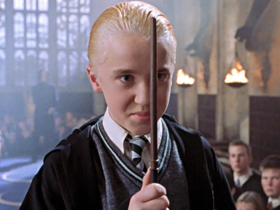 Ο Tom Felton ως Draco Malfoy κρατώντας το ραβδί του.