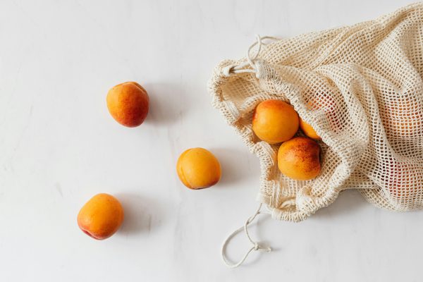Ποικιλία από φρέσκα καλοκαιρινά φρούτα τοποθετημένα σε μπολ για σωστή αποθήκευση και διατήρηση.