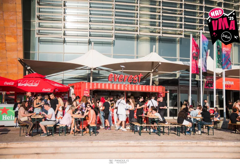 Κόσμος στο Mad VMA Village Festival από τη ΔΕΗ έξω από κατάστημα Everest.