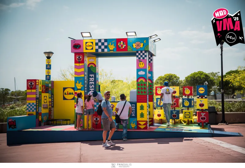 Περίπτερο της Lidl στο Mad VMA Village Festival με κόσμο.