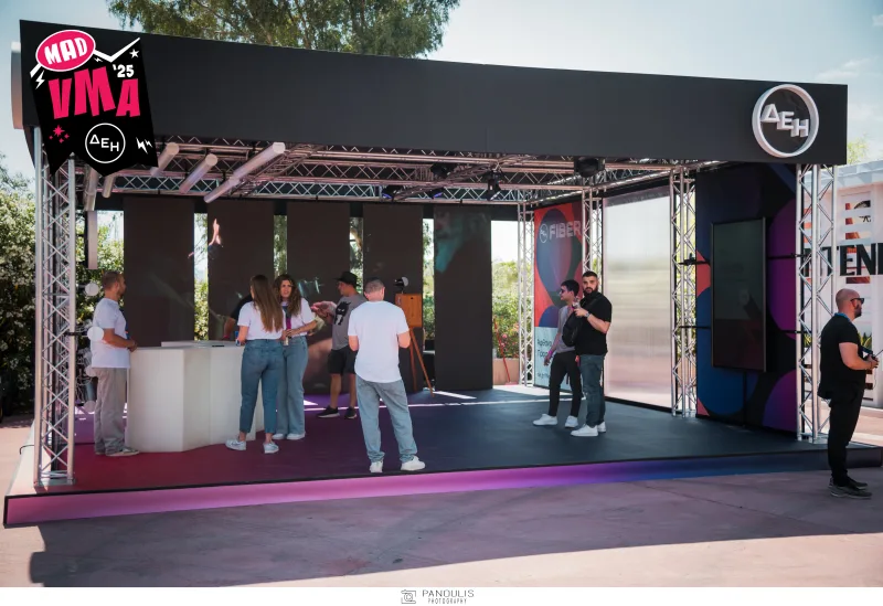 Περίπτερο της ΔΕΗ στο Mad VMA Village Festival με κόσμο.