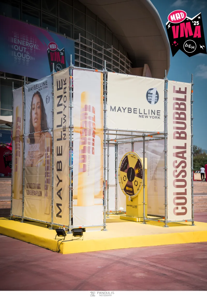 Περίπτερο της Maybelline New York στο Mad VMA Village Festival.