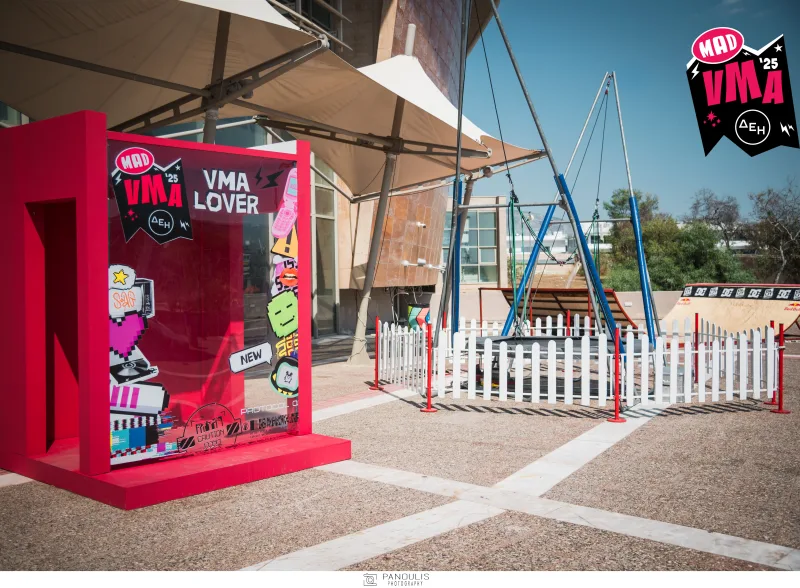 Εγκαταστάσεις του Mad VMA Village Festival από τη ΔΕΗ σε εξωτερικό χώρο.