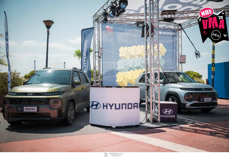 Δύο αυτοκίνητα Hyundai Inster στο Mad VMA Village Festival.