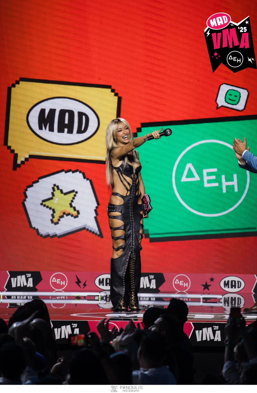 Η νικήτρια των Mad Video Music Awards 2025 από τη ΔΕΗ ανεβαίνει στη σκηνή με εντυπωσιακή εμφάνιση.