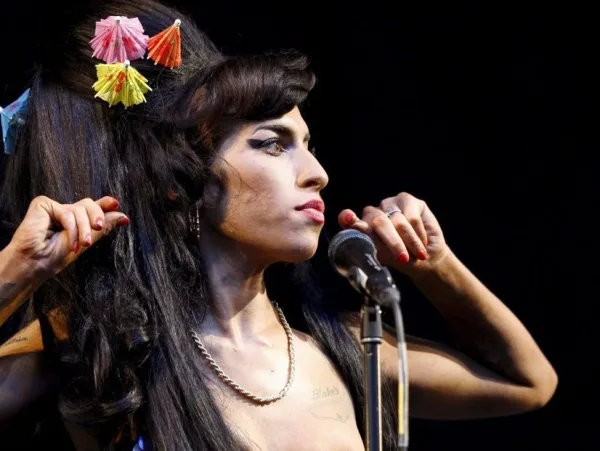 Πορτρέτο της Amy Winehouse, της εμβληματικής τραγουδίστριας που σημάδεψε τη μουσική βιομηχανία.