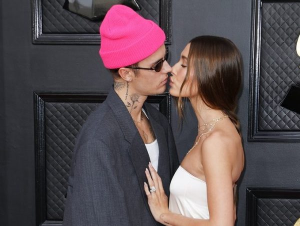 Ο Justin Bieber και η Hailey Bieber ανταλλάσσουν παθιασμένα φιλιά στο party του Swag