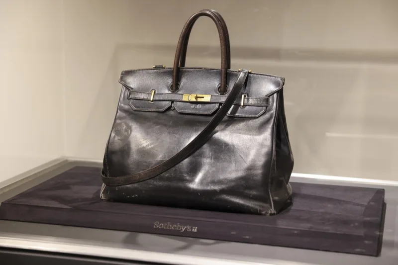 Η αυθεντική τσάντα Birkin του οίκου Hermès που ανήκε στην Jane Birkin και πουλήθηκε σε δημοπρασία του Sotheby’s.