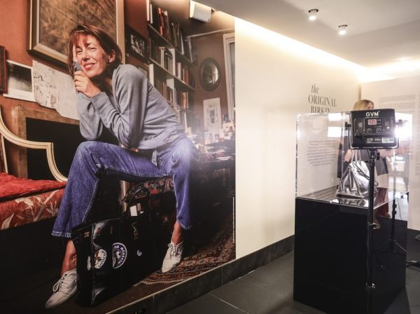 Sotheby’s: Η πρώτη Birkin, η αυθεντική τσάντα της Jane Birkin, πουλήθηκε σε 10 λεπτά σε τιμή ρεκόρ