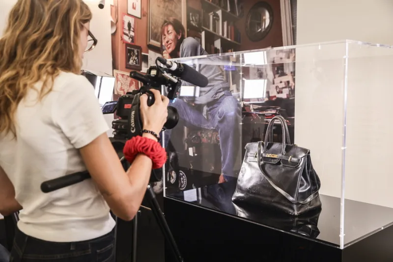 Η αυθεντική τσάντα Birkin της Jane Birkin σε δημοπρασία του οίκου Sotheby’s.