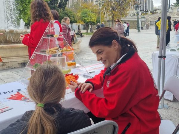 Ο Ελληνικός Ερυθρός Σταυρός προτείνει 6 χρήσιμες οδηγίες διατροφής για τον καύσωνα