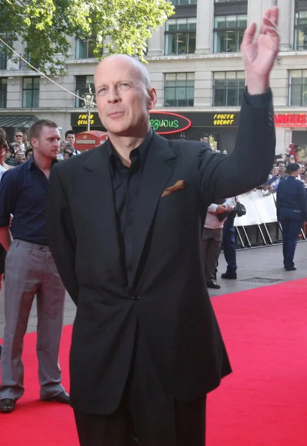 Ο Bruce Willis χαμογελαστός σε καλοκαιρινό βίντεο στο Instagram παίζοντας με hula hoop.