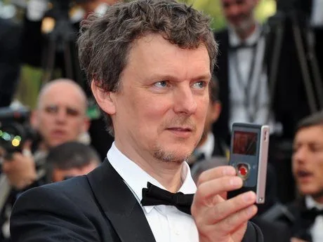 Ο Michel Gondry σε επίσημη εκδήλωση κρατώντας μια μικρή ψηφιακή κάμερα.