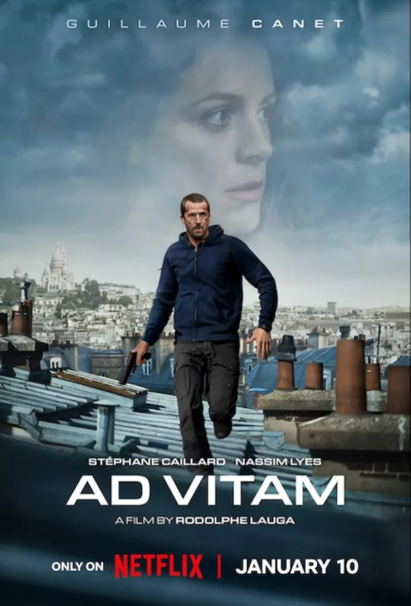 Αφίσα της ταινίας Ad Vitam στο Netflix με έναν άνδρα να τρέχει σε στέγες στο Παρίσι.