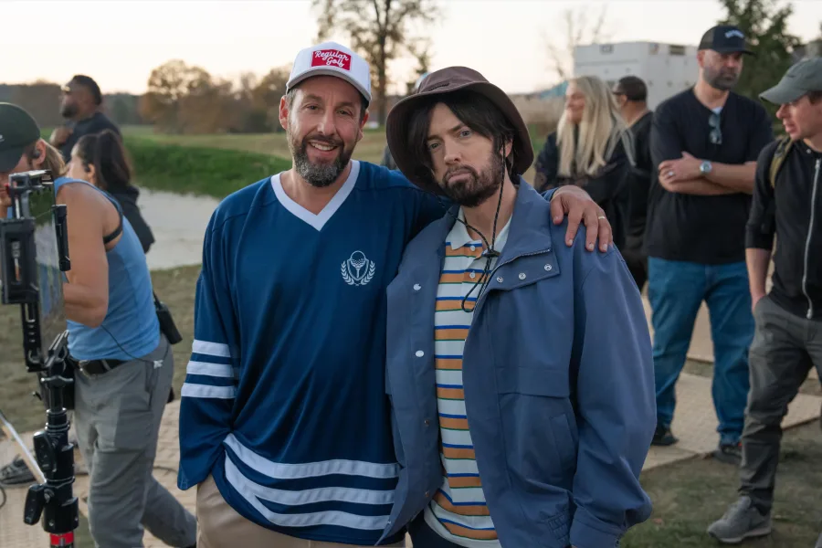Ο Adam Sandler και ο Eminem στην ταινία Happy Gilmore 2 του Netflix.