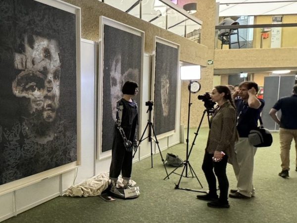 Ai-Da: Η πρώτη ρομποτ καλλιτέχνης δημιουργεί Τέχνη και προκαλεί σάλο