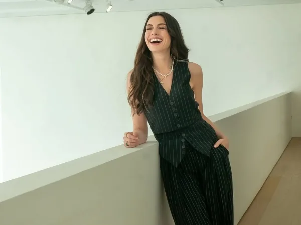 Η Anne Hathaway σε φωτογραφία από το Instagram της για την επιστροφή της στο The Devil Wears Prada 2.