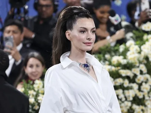Η Anne Hathaway χορεύει στους ρυθμούς της Sabrina Carpenter σε βίντεο στο TikTok.