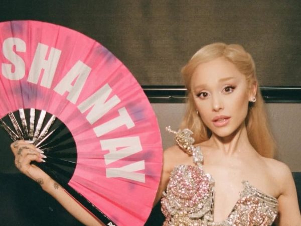 Η Ariana Grande απαντά στις φήμες ότι εγκαταλείπει τη μουσική