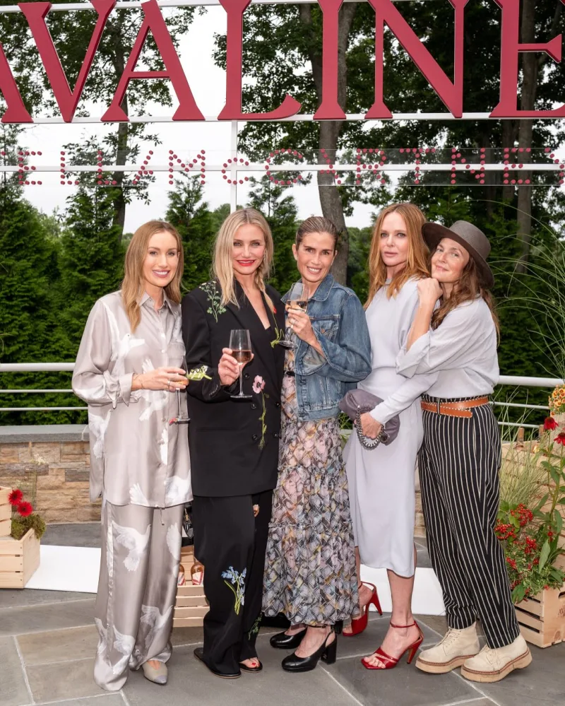 Η Cameron Diaz και η Drew Barrymore στην επανένωση για το κρασί Avaline και τη Stella McCartney.