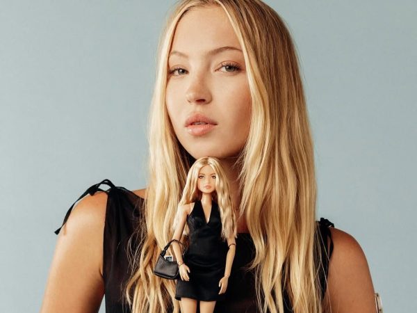 Η Lila Moss από την πασαρέλα… στη βιτρίνα ως Barbie με διαβήτη τύπου 1