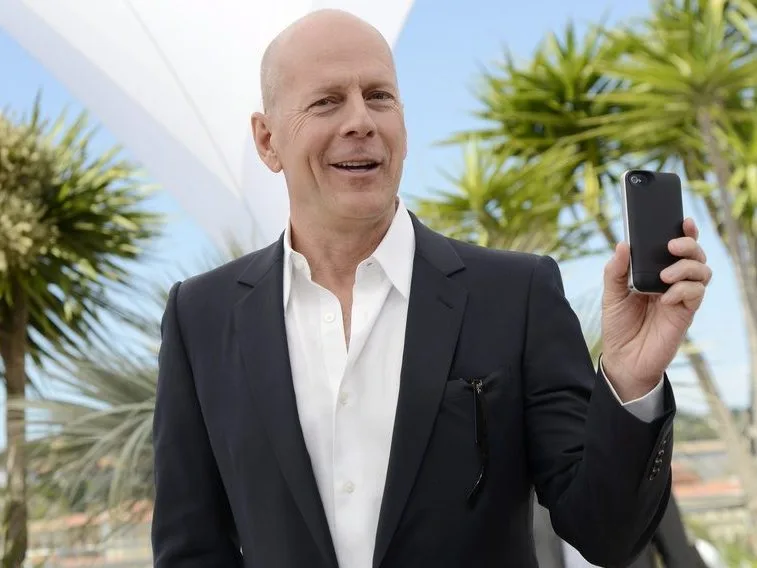 Ο ηθοποιός Bruce Willis σε κοντινό πλάνο, στο πλαίσιο της είδησης για την επιδείνωση της υγείας του.