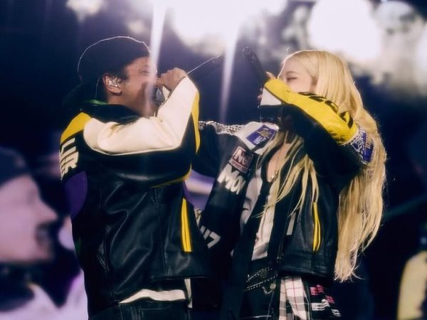 Ο Bruno Mars εμφανίζεται στη σκηνή με τις Blackpink και… ξεχρεώνει με χιούμορ