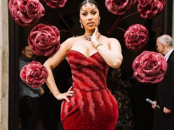 Η Cardi B θα αφαιρέσει μέρος από τα εμφυτεύματα στους γλουτούς