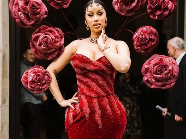 Η Cardi B με εντυπωσιακή δημιουργία Rahul Mishra στην εβδομάδα υψηλής ραπτικής στο Παρίσι.