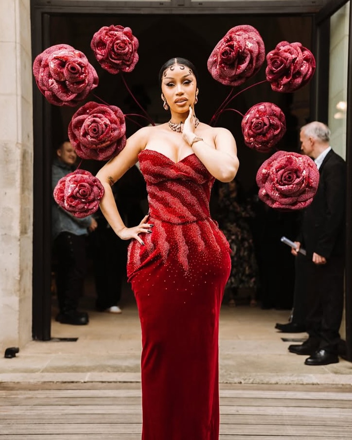 Η Cardi B με εντυπωσιακή δημιουργία Rahul Mishra στην εβδομάδα υψηλής ραπτικής στο Παρίσι.