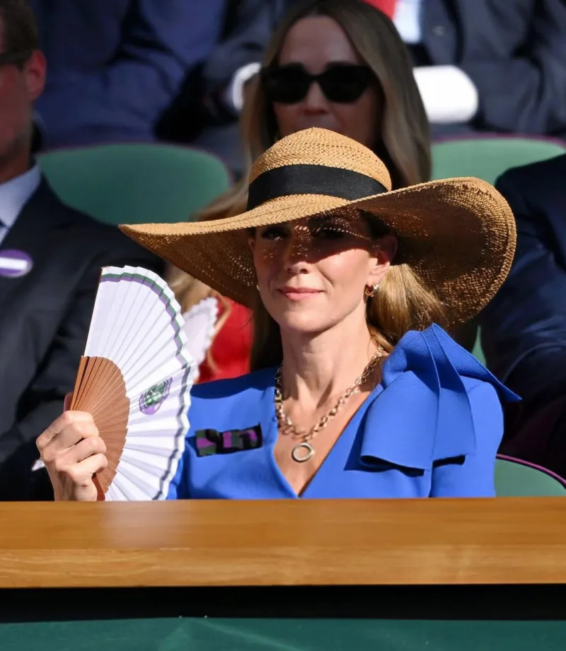 Η Πριγκίπισσα της Ουαλίας, Kate Middleton, χαμογελά συγκινημένη στο Wimbledon.