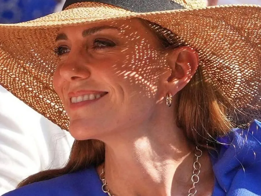 Η Kate Middleton χαμογελά συγκινημένη στο Wimbledon μετά την εκδήλωση αγάπης από το κοινό.
