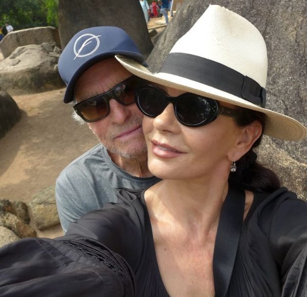 Ο θρύλος του Χόλιγουντ Michael Douglas και η σύζυγός του Catherine Zeta-Jones σε μια χαλαρή στιγμή, απολαμβάνοντας το ταξίδι τους.