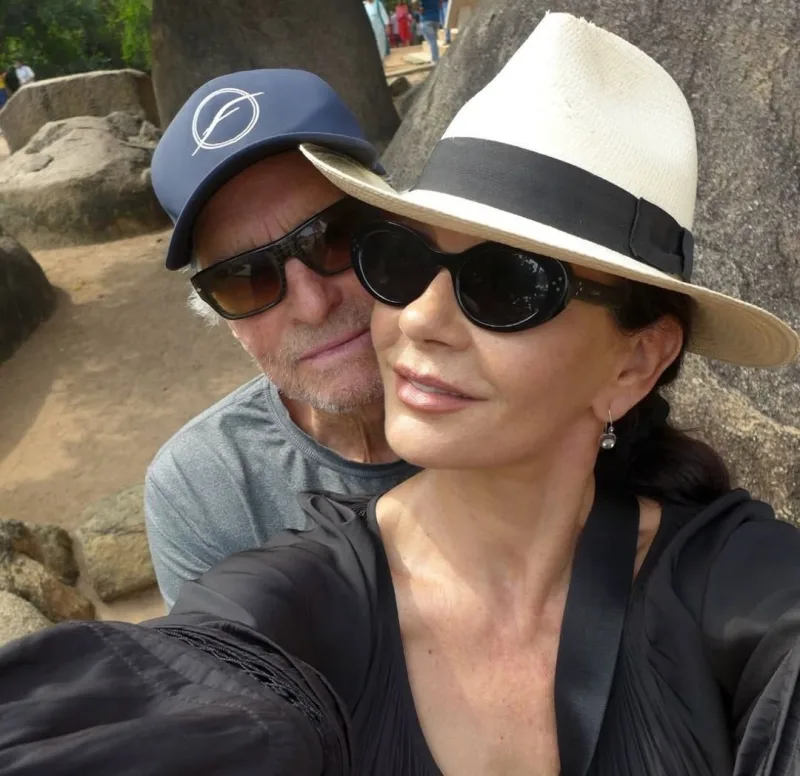 Ο θρύλος του Χόλιγουντ Michael Douglas και η σύζυγός του Catherine Zeta-Jones σε μια χαλαρή στιγμή, απολαμβάνοντας το ταξίδι τους.