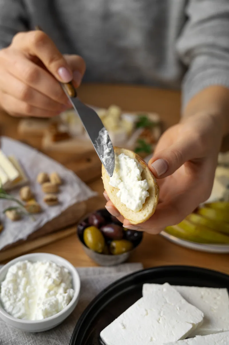 Μπολ με γιαούρτι και τυρί cottage cheese, ιδανικά για υγιεινή διατροφή και σνακ.